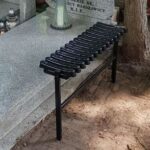 Montaż ławki na cmentarzu